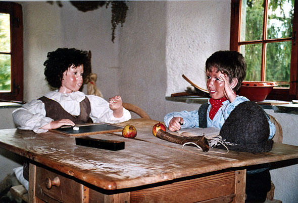 Heidi_und_Geissenpeter_im_Heidihaus_in_Maienfeld_(Graubunden)